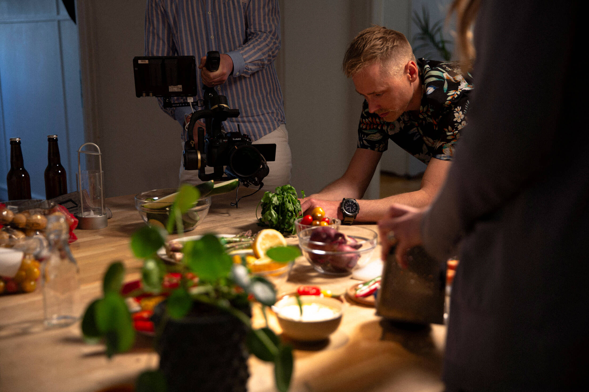 Robin arrangerar en bild för filmning på hstd webb- & reklambyrå