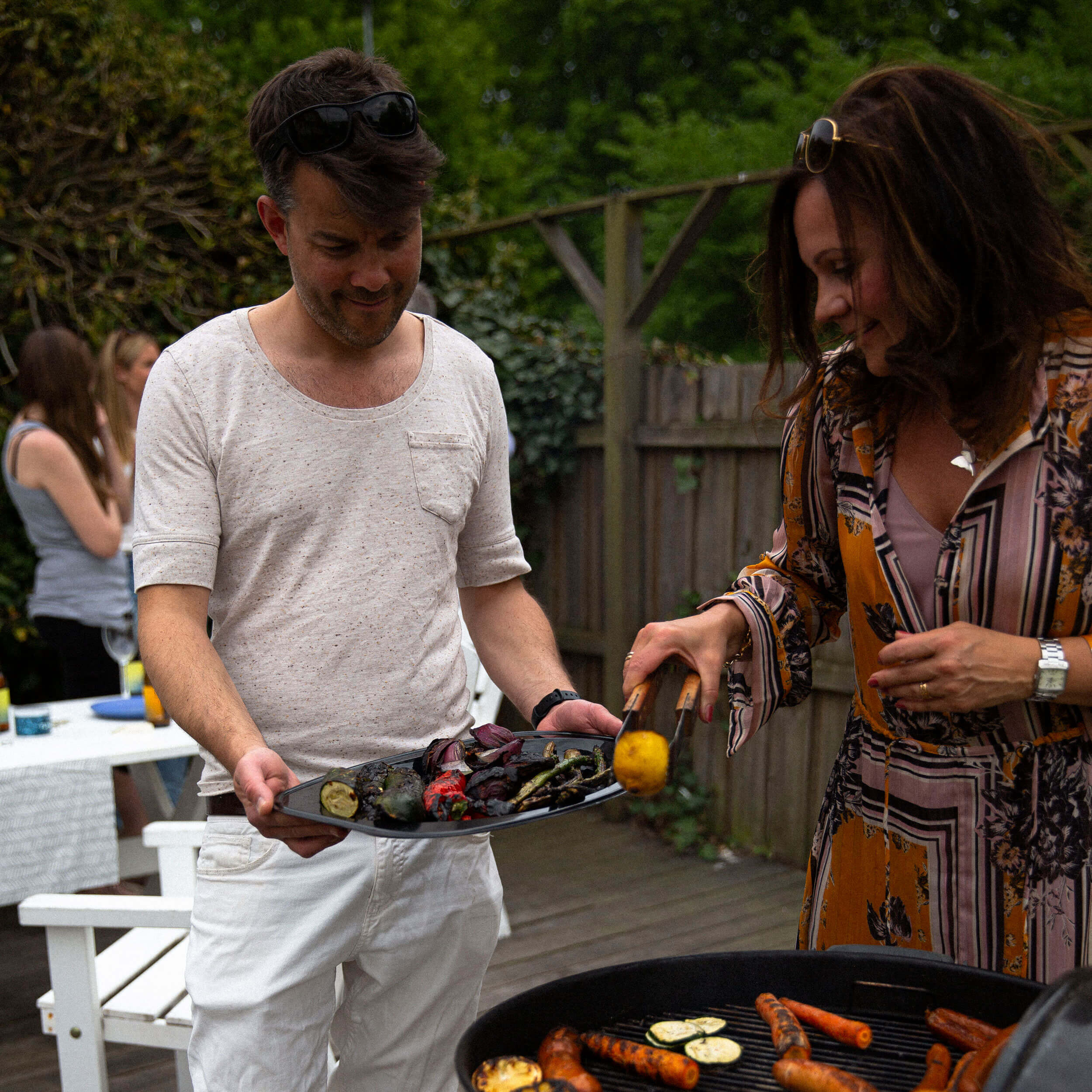 Sten och Cathrine grillar på hstd webb- & reklambyrå
