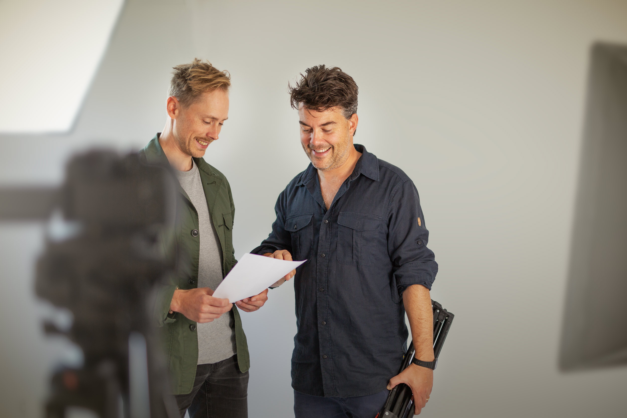 Två manliga medarbetare i fotostudio på hstd