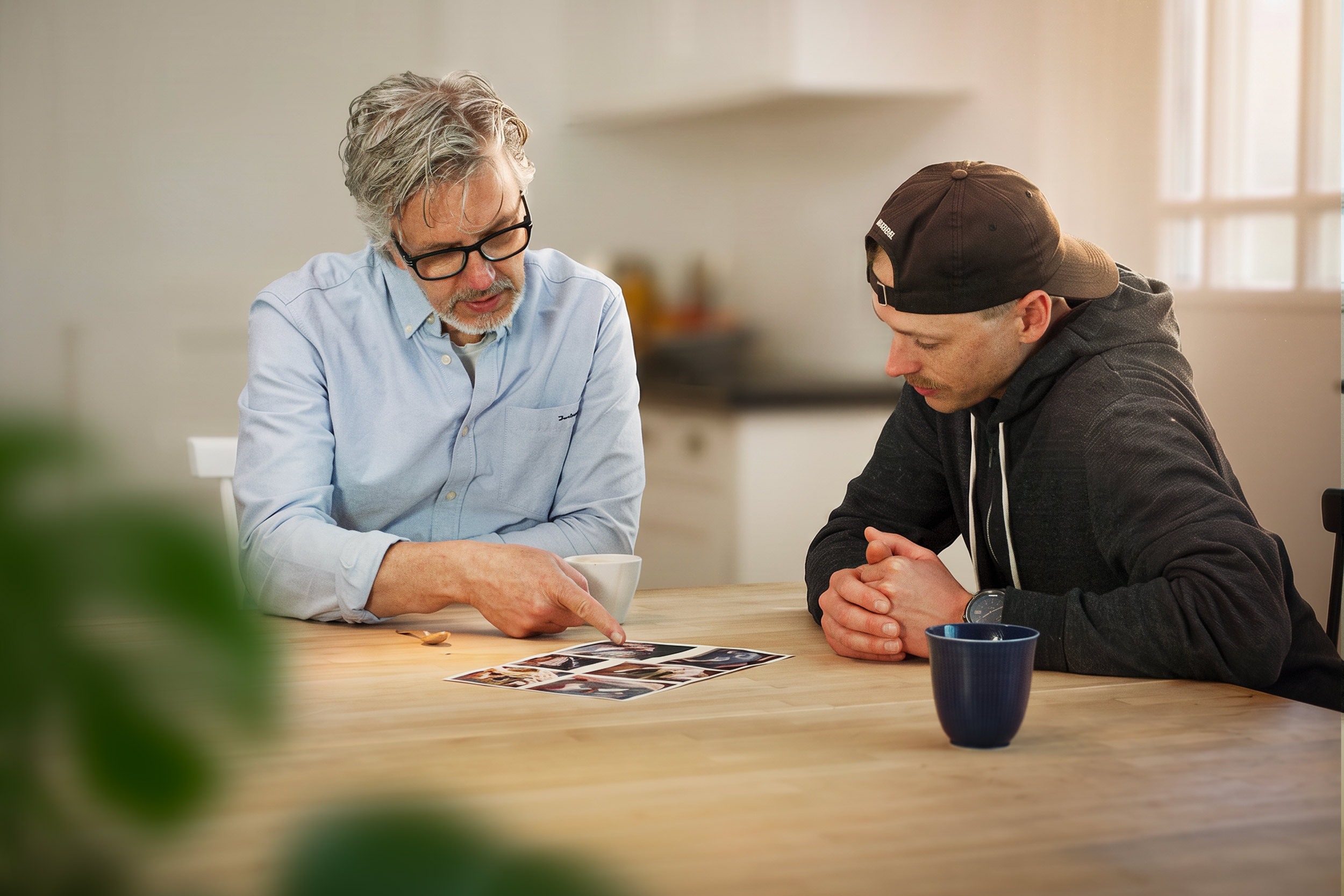 Två manliga medarbetare i möte på hstd